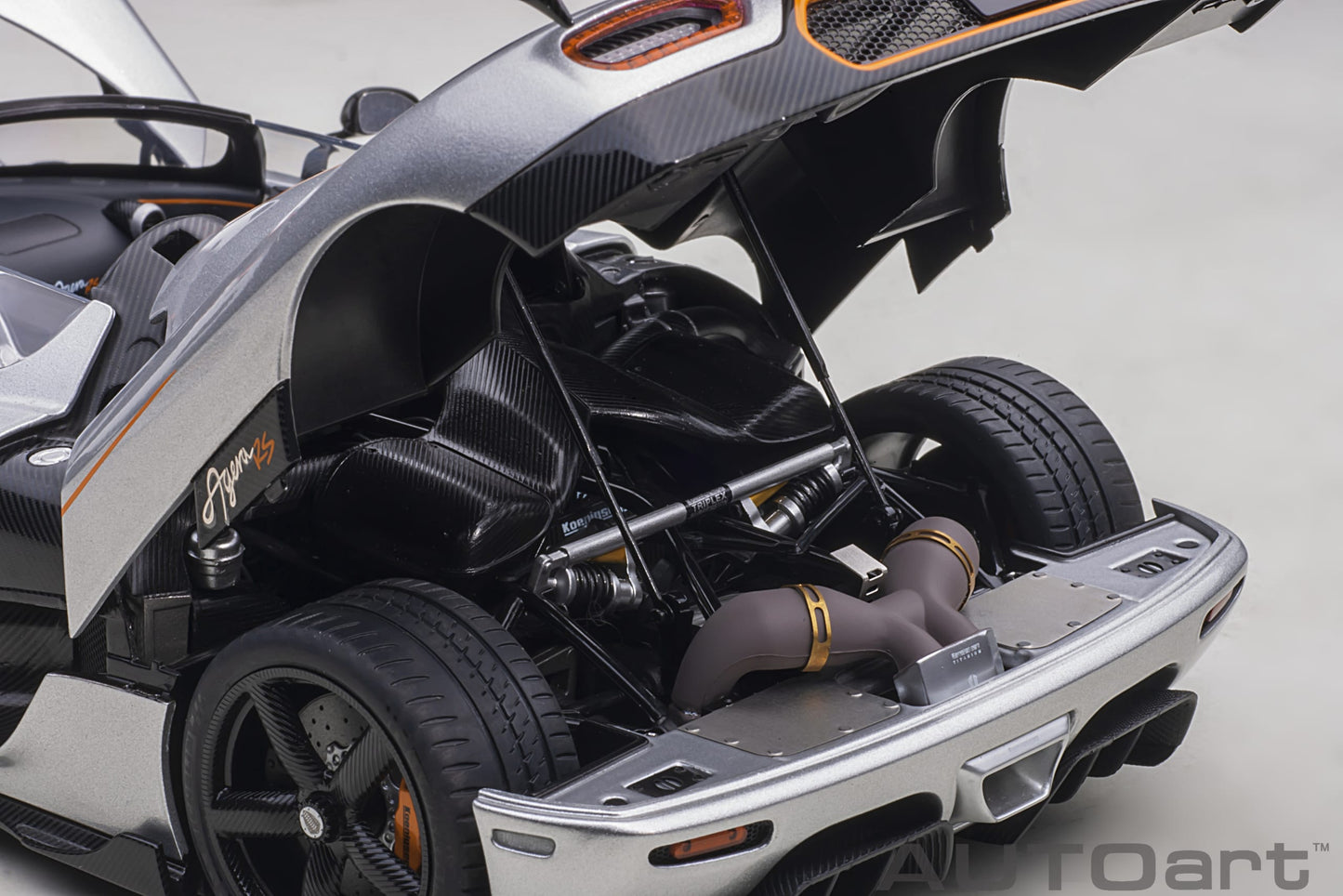 Koenigsegg Agera RS – 2015 – Moon Silver/Carbon s narandžastim akcentima – AUTOart