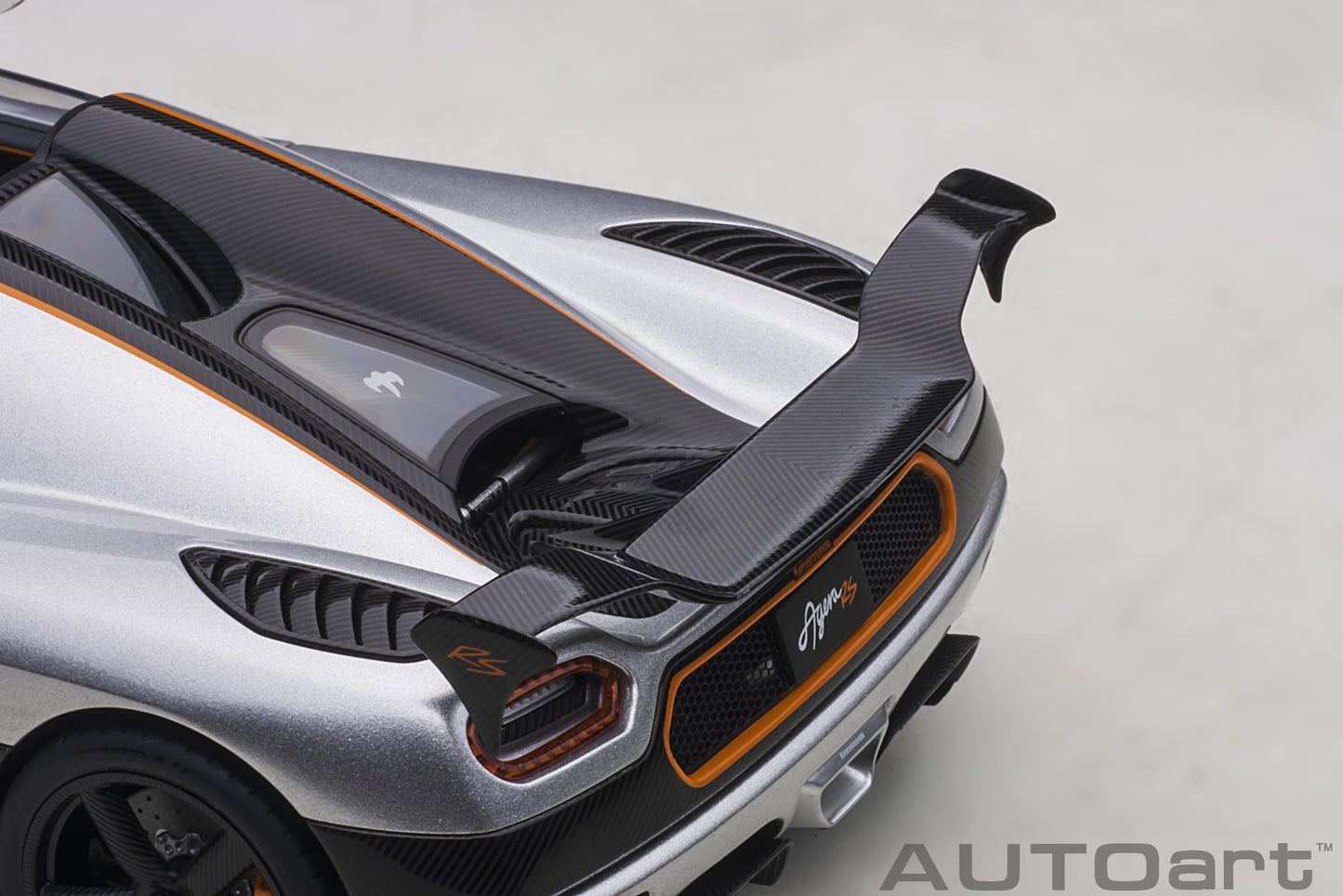 Koenigsegg Agera RS – 2015 – Moon Silver/Carbon s narandžastim akcentima – AUTOart