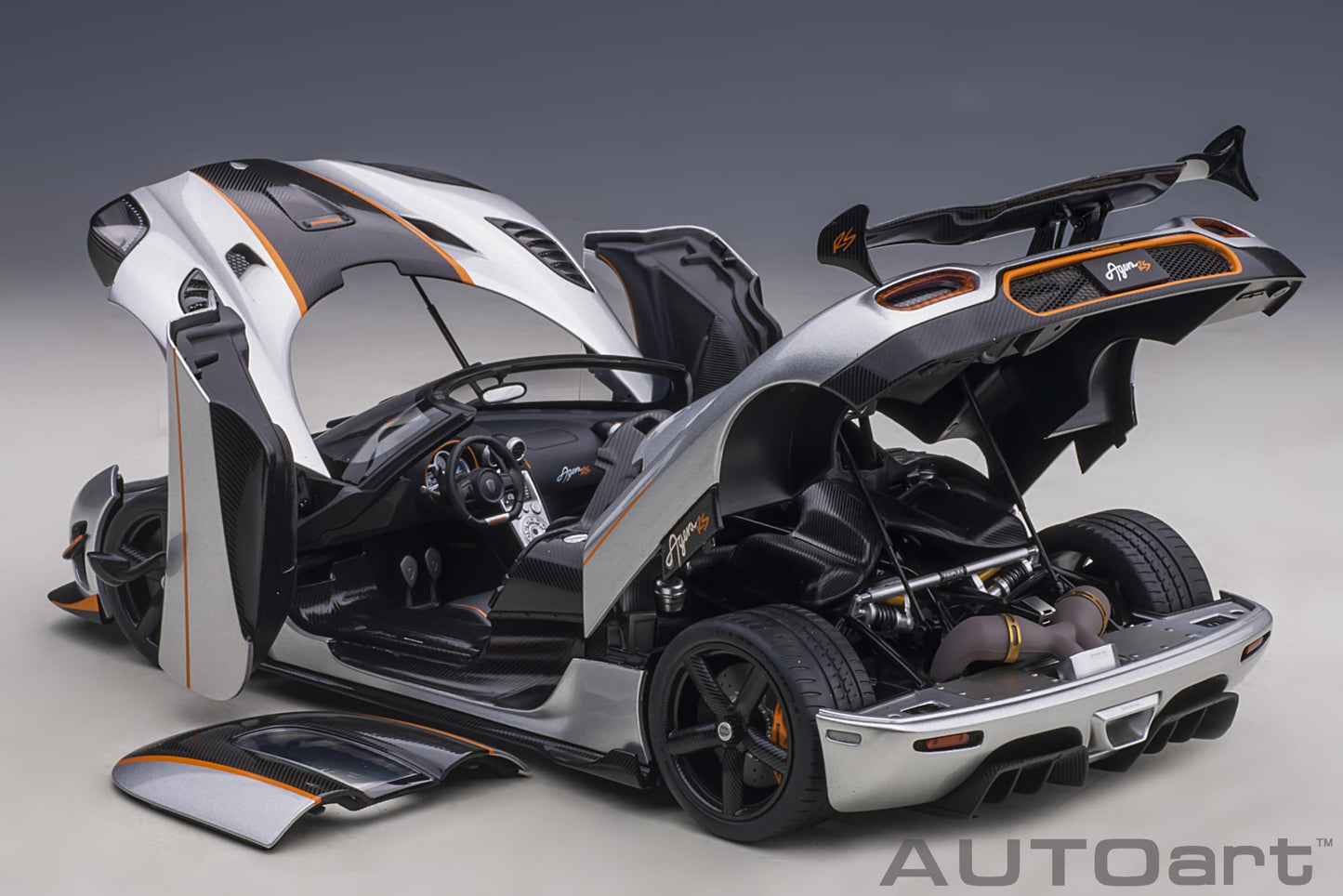 Koenigsegg Agera RS – 2015 – Moon Silver/Carbon s narandžastim akcentima – AUTOart
