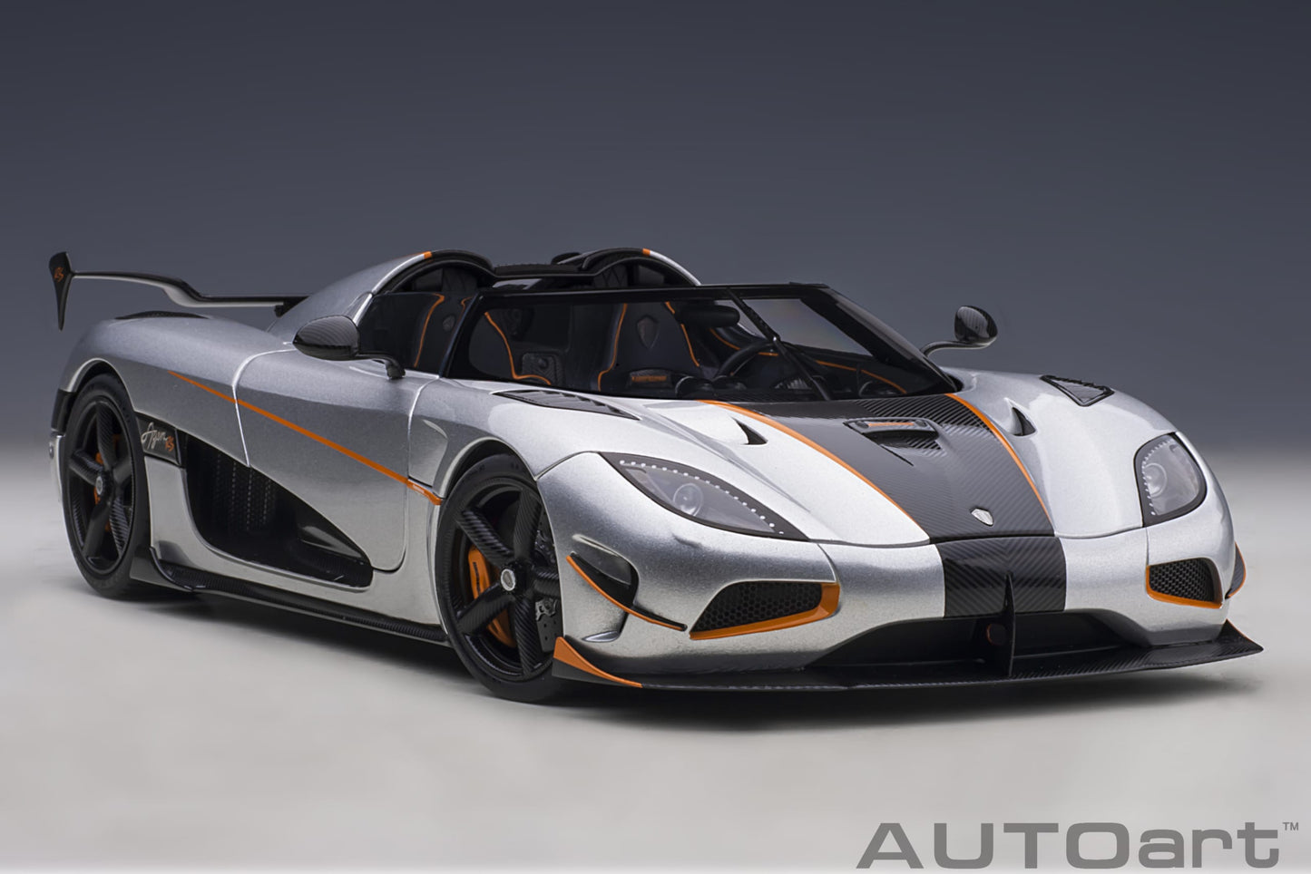 Koenigsegg Agera RS – 2015 – Moon Silver/Carbon s narandžastim akcentima – AUTOart