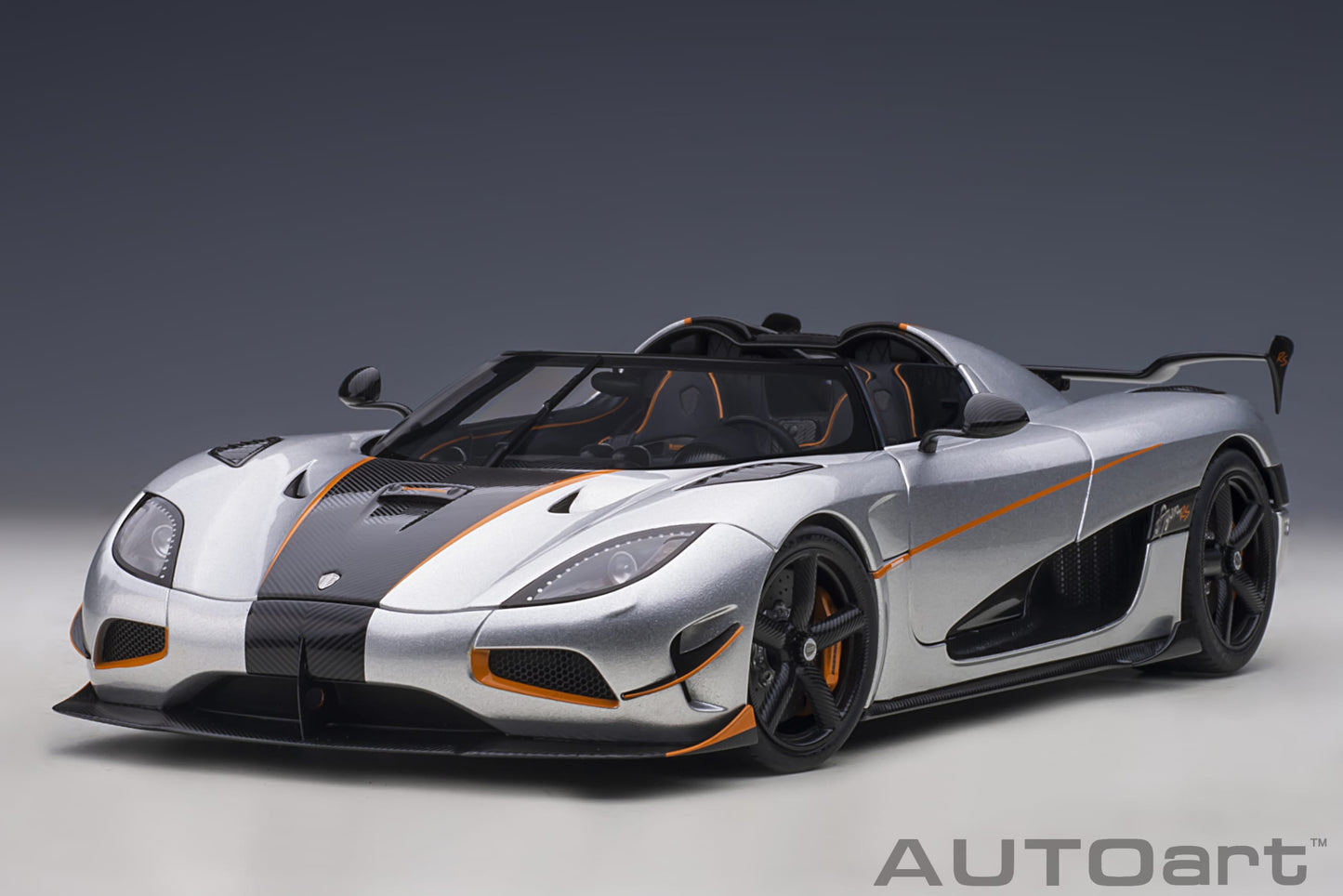 Koenigsegg Agera RS – 2015 – Moon Silver/Carbon s narandžastim akcentima – AUTOart