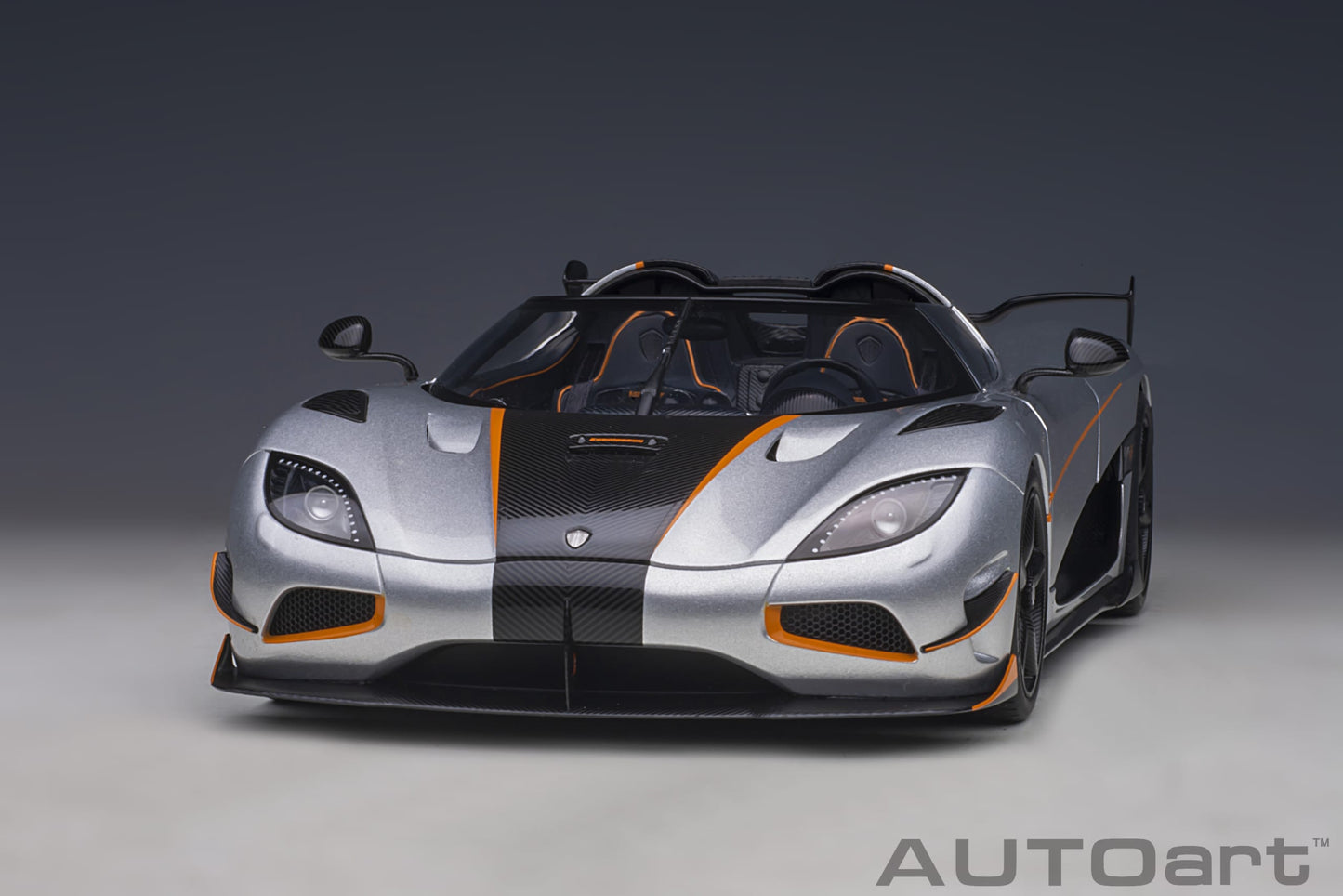 Koenigsegg Agera RS – 2015 – Moon Silver/Carbon s narandžastim akcentima – AUTOart