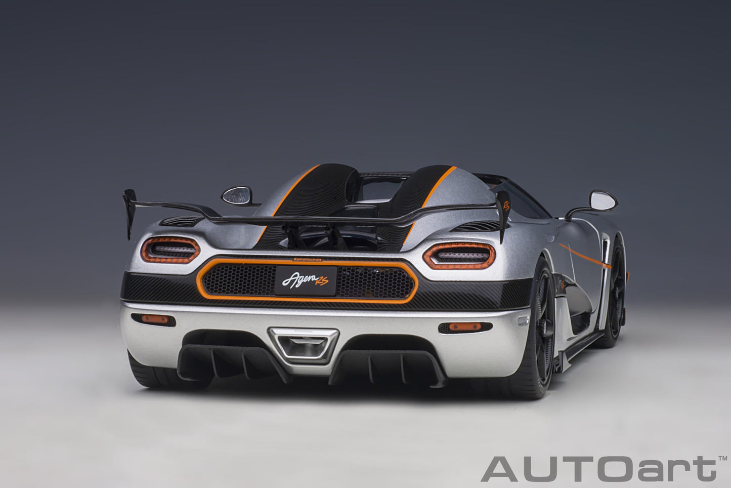 Koenigsegg Agera RS – 2015 – Moon Silver/Carbon s narandžastim akcentima – AUTOart