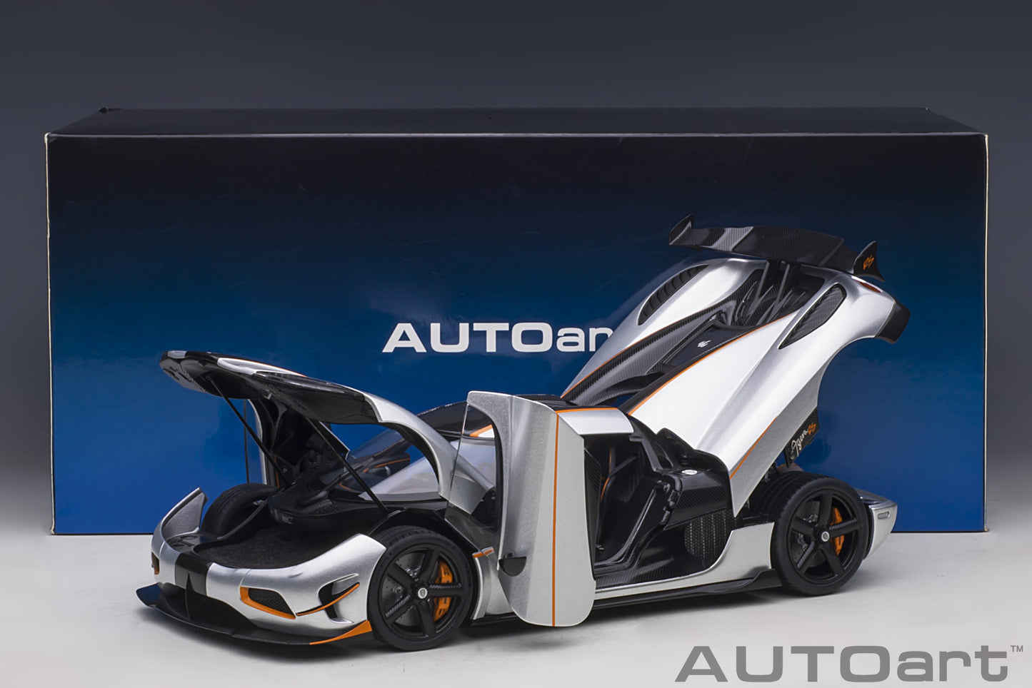 Koenigsegg Agera RS – 2015 – Moon Silver/Carbon s narandžastim akcentima – AUTOart