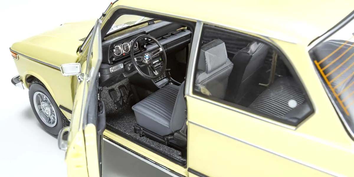 BMW 2002 Tii 1972 Cream – Enterier