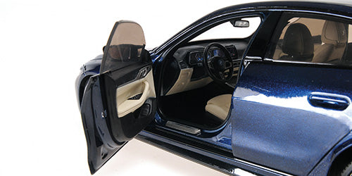 BMW i4 M50 2022 plavi metalik – vozačeva vrata otvorena