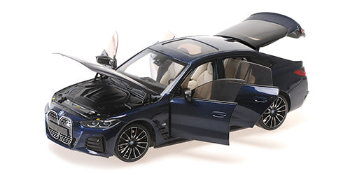 BMW i4 M50 2022 plavi metalik – prednji pogled sa otvorenim vratima i haubom