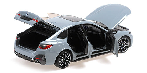 BMW i4 M50 – 2022 – Zadnji pogled sa otvorenim vratima, detalji u sivoj metalik boji