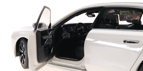 BMW i7 – 2022 – WHITE METALLIC, model sa otvorenim vozačevim vratima