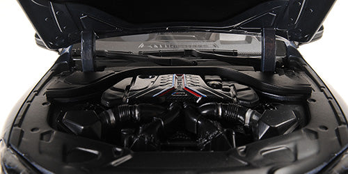 BMW M8 Coupe – Blue Metallic – 2020 sa otvorenim motorom, precizni detalji unutrašnjosti