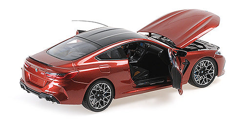 BMW M8 COUPE Red Metallic 2020 - Pogled od pozadi, sa otvorenim vratima