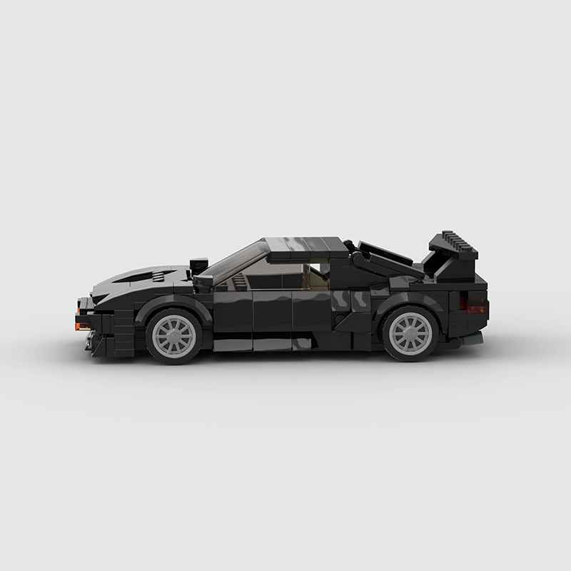 De Tomaso Pantera - Pogled sa strane: Sastavljeni model autića sa bočne strane, precizni detalji.