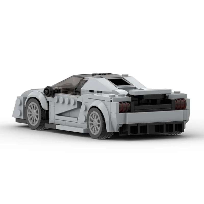 Zadnji pogled na sastavljeni Koenigsegg One autić.