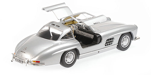 Zadnji pogled sa otvorenim vratima na Mercedes-Benz 300 SL (W198) – 1955 – Silver