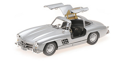 Prednji pogled sa otvorenim vratima na Mercedes-Benz 300 SL (W198) – 1955 – Silver