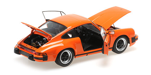 Zadnji pogled Porsche 911 Carrera Coupe 3.2 1983 Orange