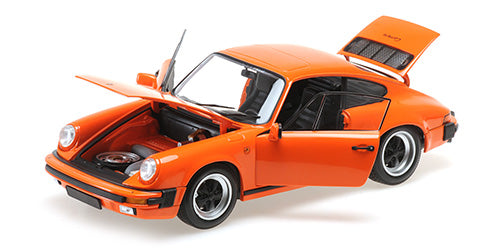 Pogled napred sa otvorenim vratima Porsche 911 Carrera Coupe 3.2 1983 Orange