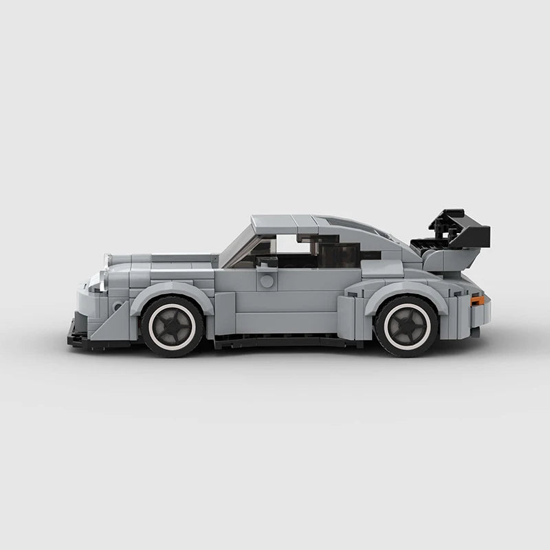 Pogled sa strane na Porsche 911 (930) RWB autić