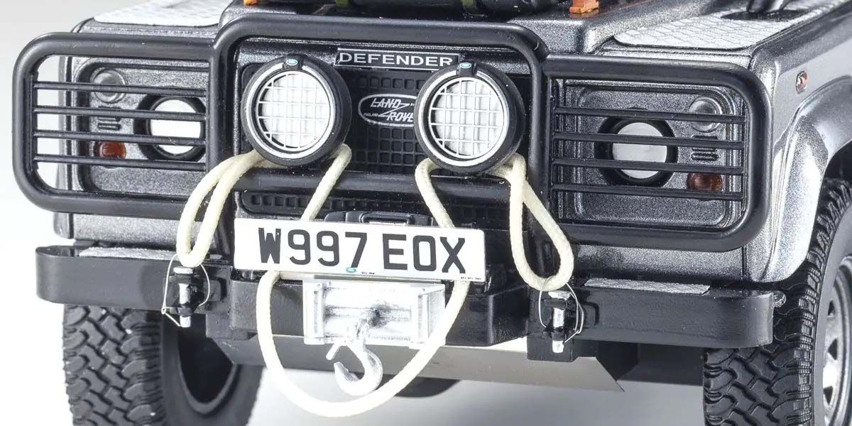 Resin Land Rover Defender 2001 Tomb Raider Edition - prednji branik
