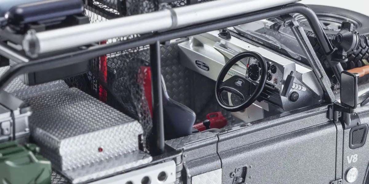 Resin Land Rover Defender 2001 Tomb Raider Edition - enterijer