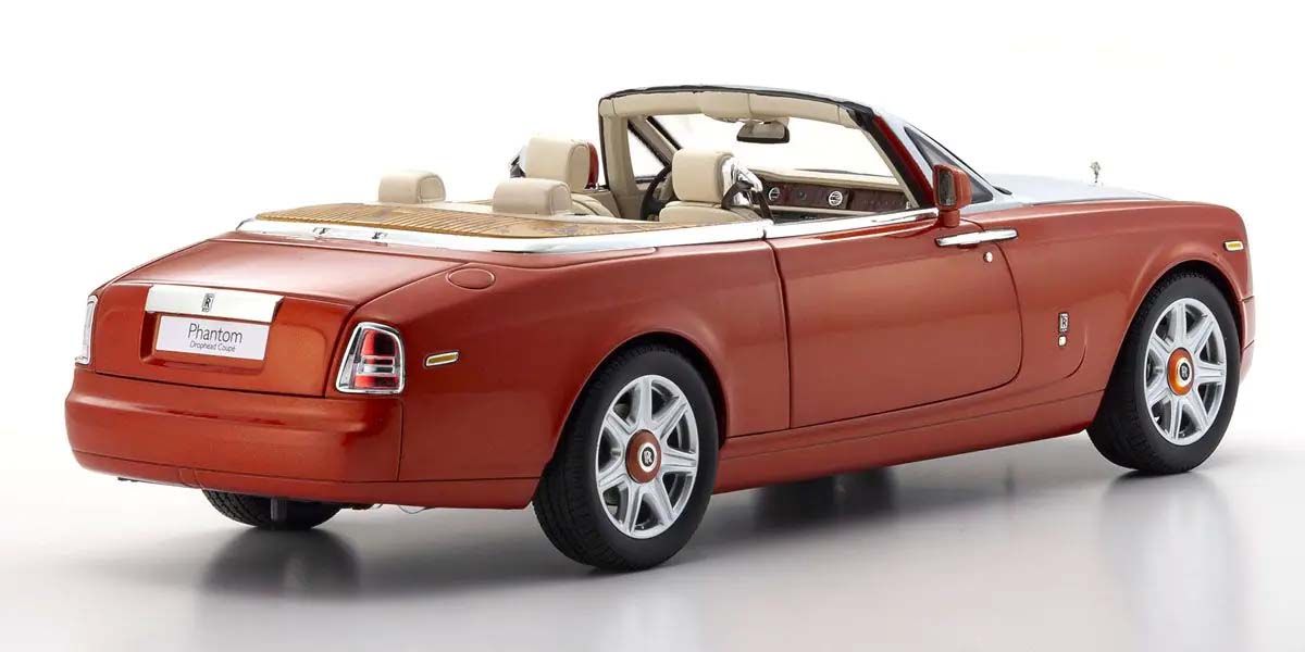 Stražnji pogled modela Rolls-Royce Phantom Drophead Coupé 2007 Orange, s precizno izvedenim elementima