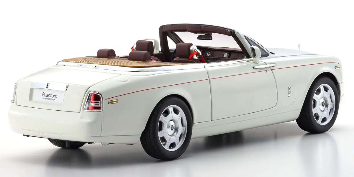 Zadnji pogled na Rolls-Royce Phantom Drophead Coupé 2007 English White, metalni mode