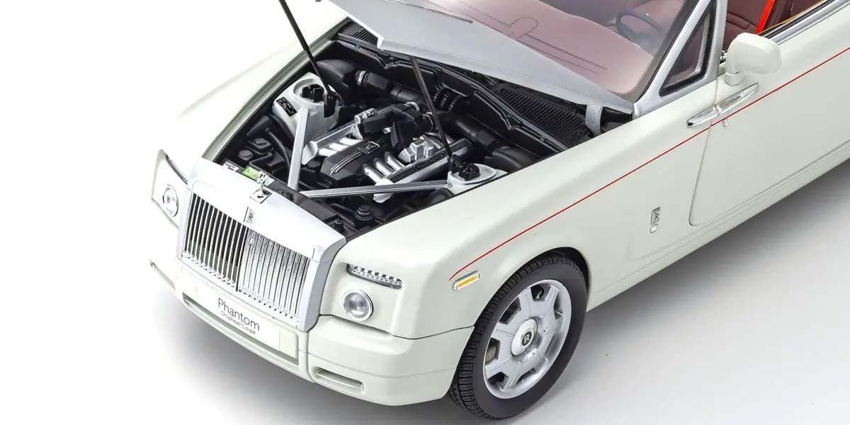Detalj motornih prostora Rolls-Royce Phantom Drophead Coupé 2007 English White, metalni model