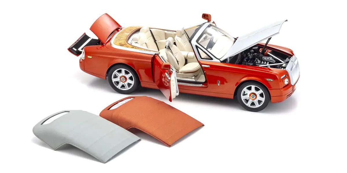 Detaljan prikaz motornog prostora modela Rolls-Royce Phantom Drophead Coupé 2007 Orange