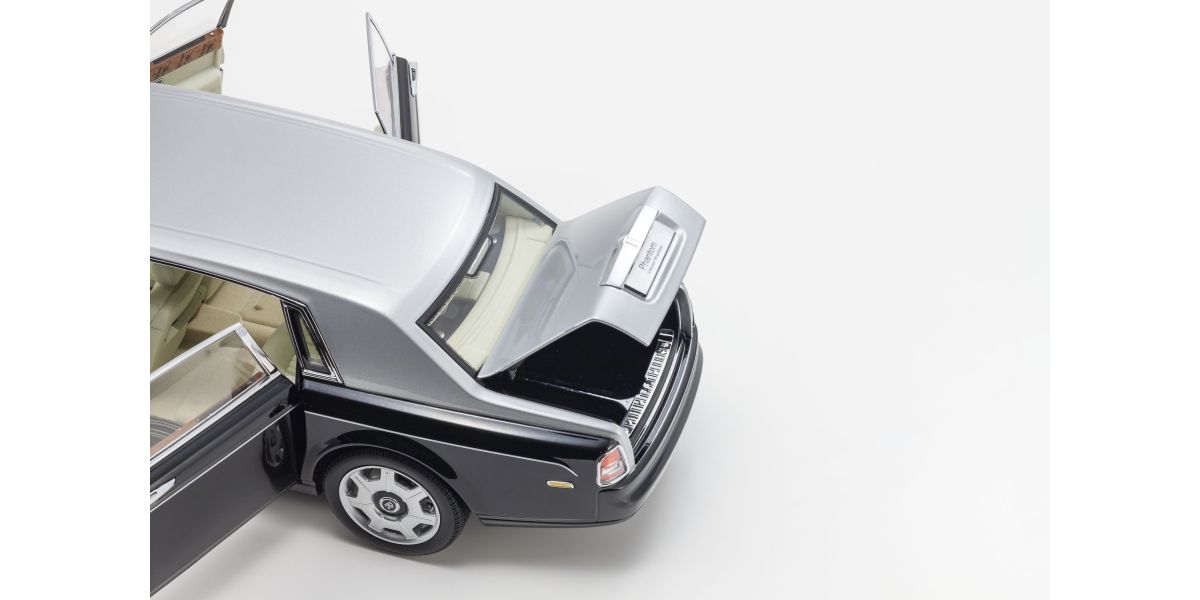 Detalj otvorenog gepeka na Rolls-Royce Phantom EWB 2012 Black Silver modelu