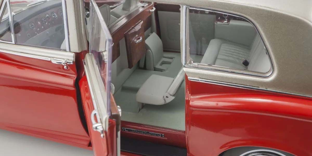 Rolls-Royce Phantom VI 1968 Red-Light Beige, otvorena vrata zadnjeg sedišta