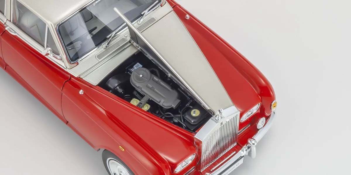 Rolls-Royce Phantom VI 1968 Red-Light Beige, otvoren motorni prostor sa drge strane