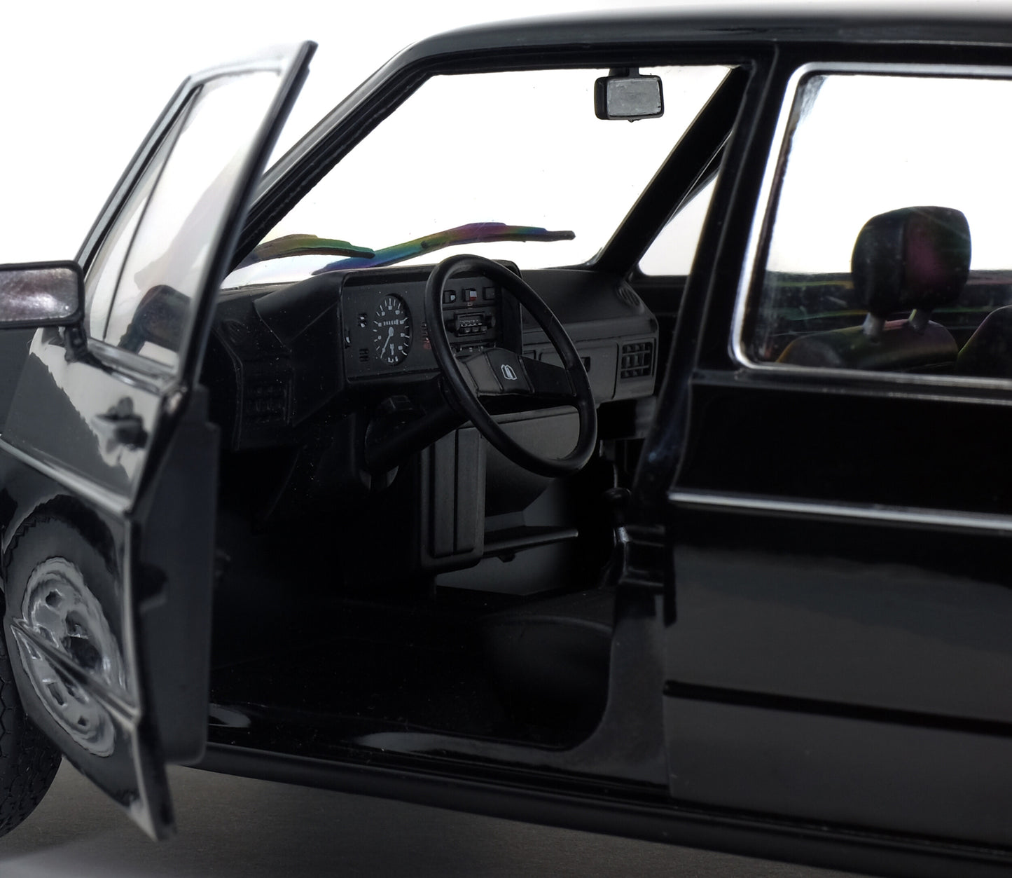 Volkswagen Golf L 1983 Black – Die‑Cast Solido