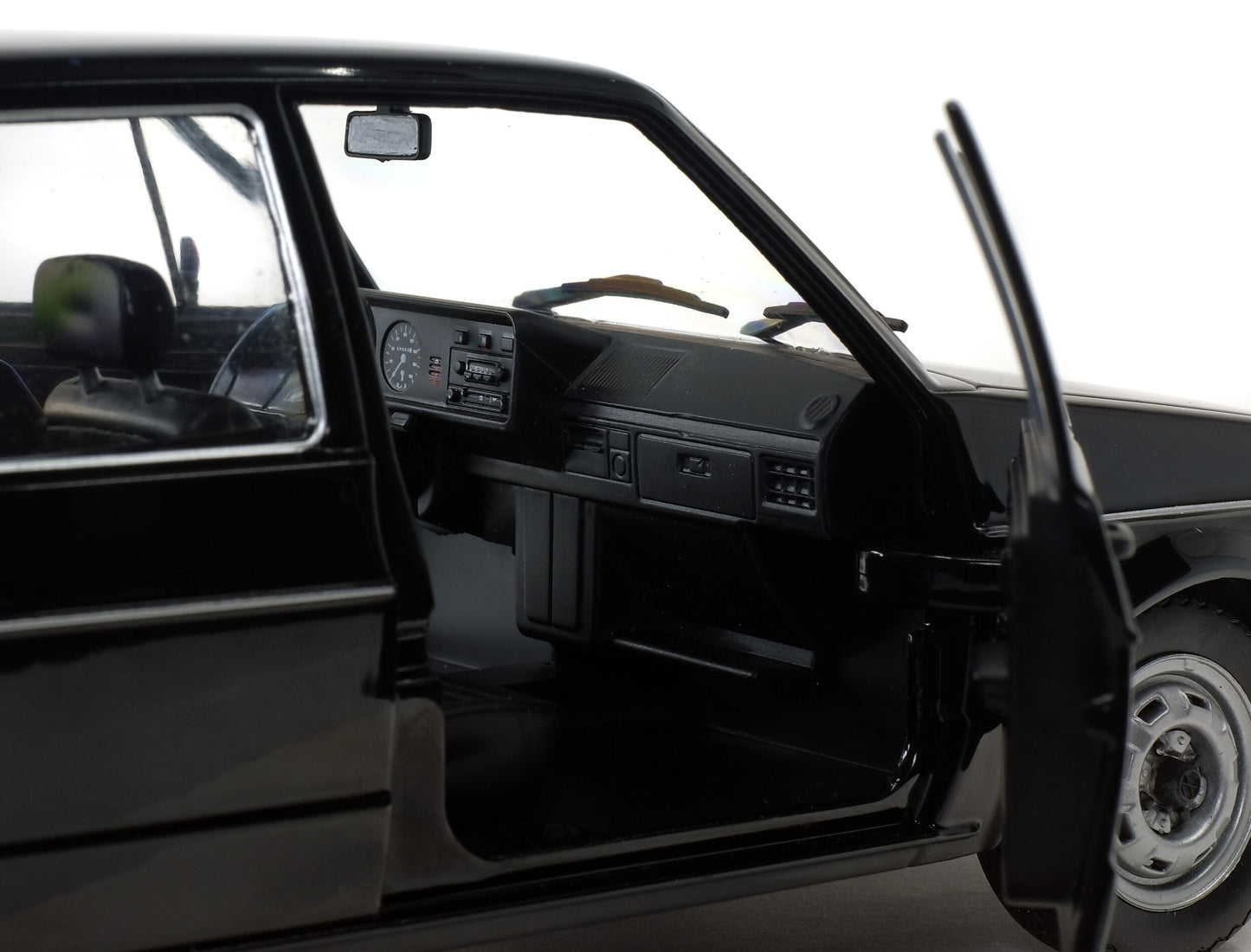 Volkswagen Golf L 1983 Black – Die‑Cast Solido