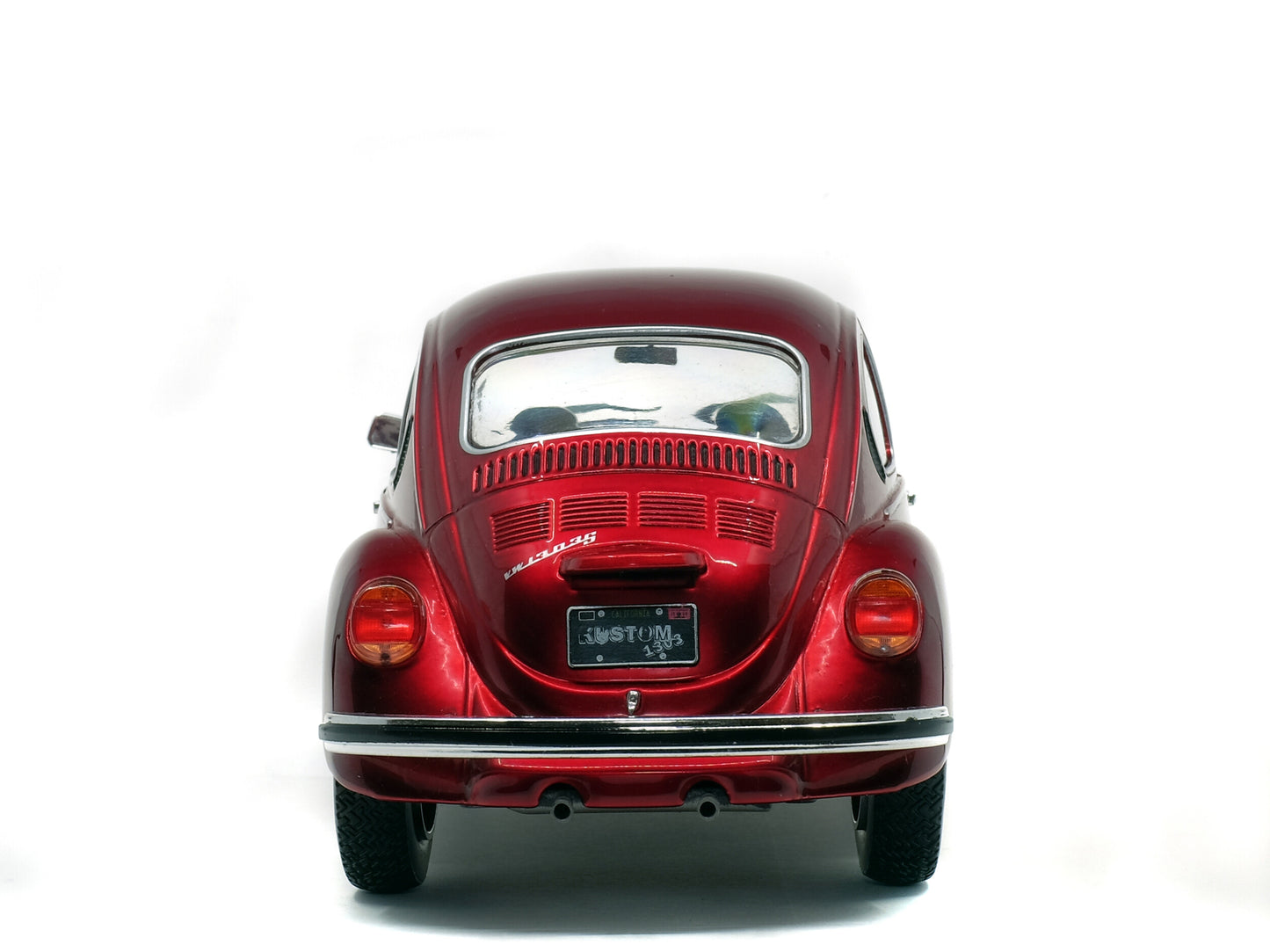 Volkswagen Beetle 1303 1974 Metallic Red – 1:18 Die‑Cast Solido