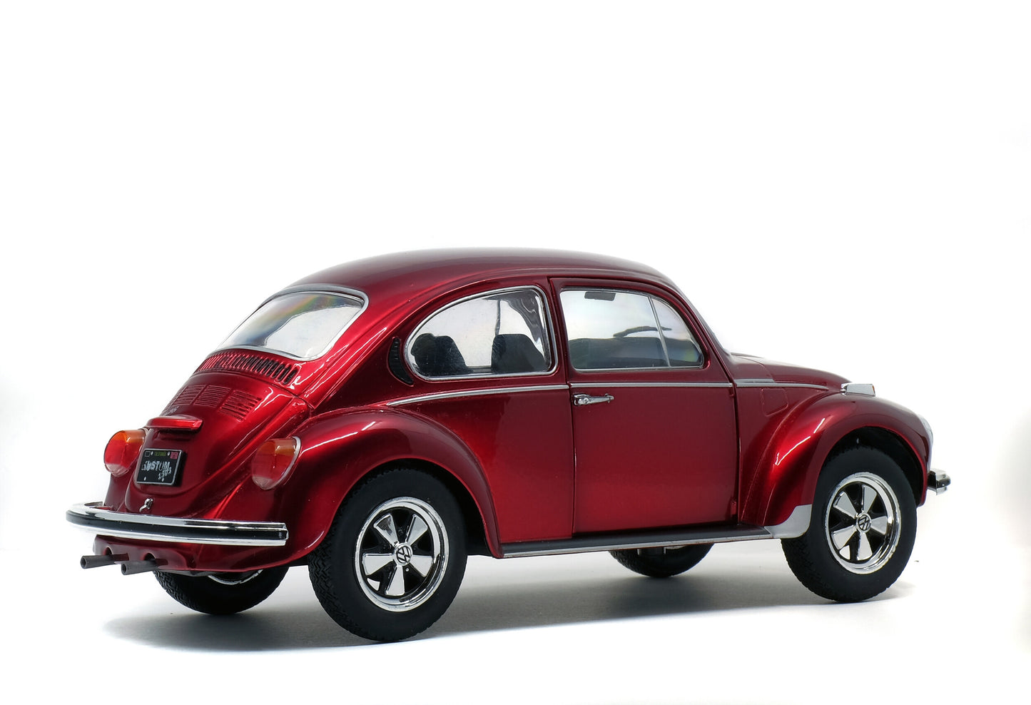 Volkswagen Beetle 1303 1974 Metallic Red – 1:18 Die‑Cast Solido
