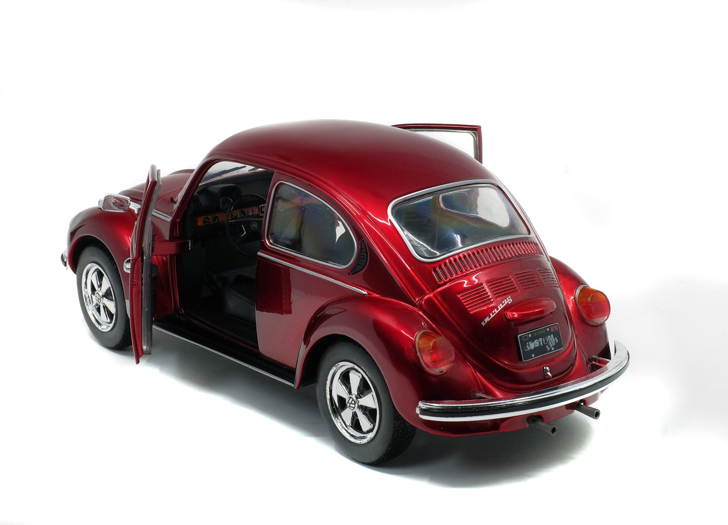 Volkswagen Beetle 1303 1974 Metallic Red – 1:18 Die‑Cast Solido