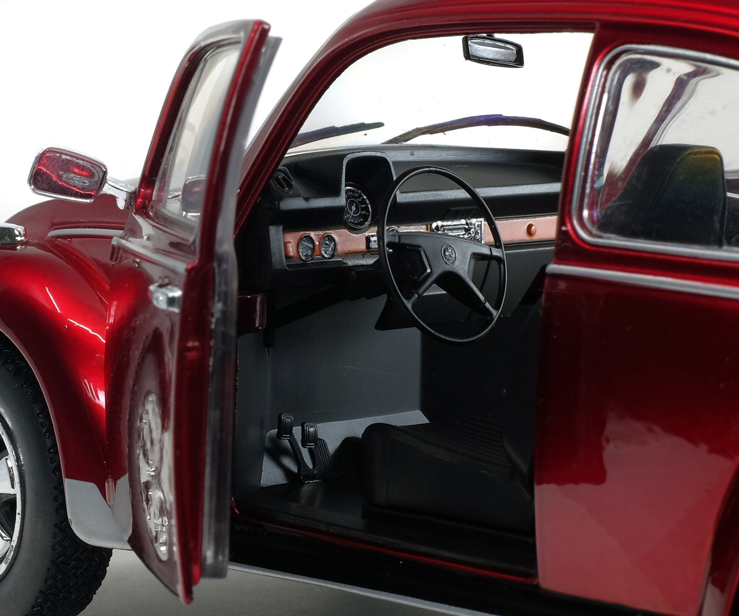 Volkswagen Beetle 1303 1974 Metallic Red – 1:18 Die‑Cast Solido