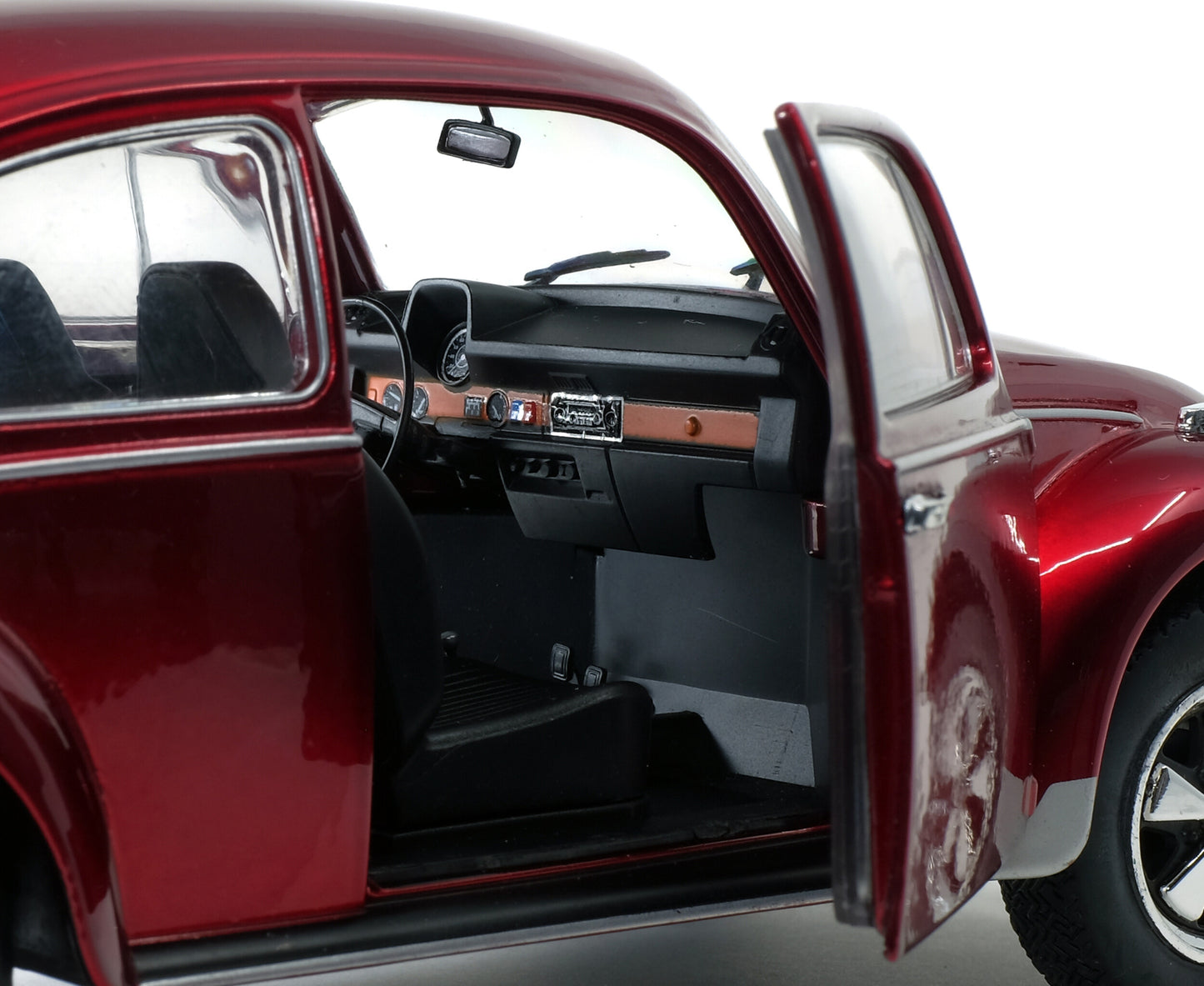 Volkswagen Beetle 1303 1974 Metallic Red – 1:18 Die‑Cast Solido