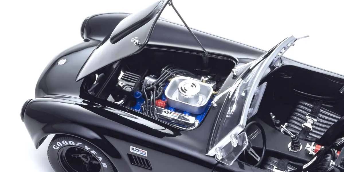Detalj motornog prostora modela Shelby Cobra 427 S/C Spider 1962