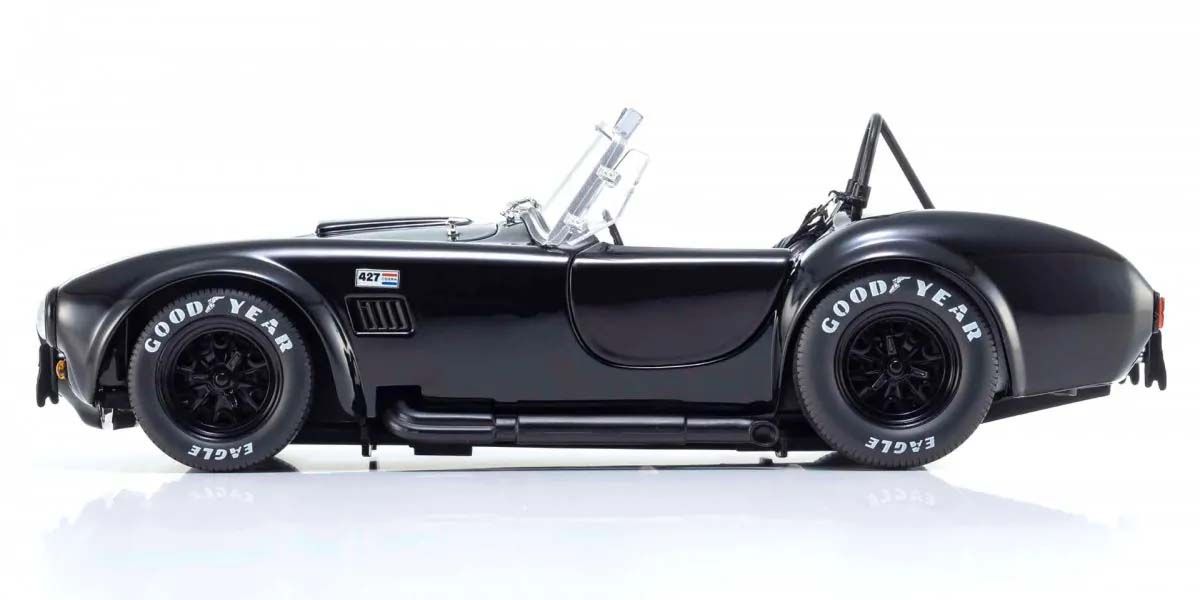 Bočni pogled na Shelby Cobra 427 S/C Spider 1962