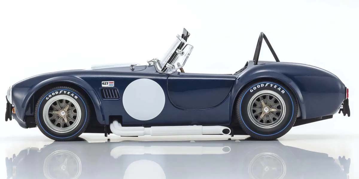 Bočni pogled na Shelby Cobra 427 S/C Spider 1962 model.