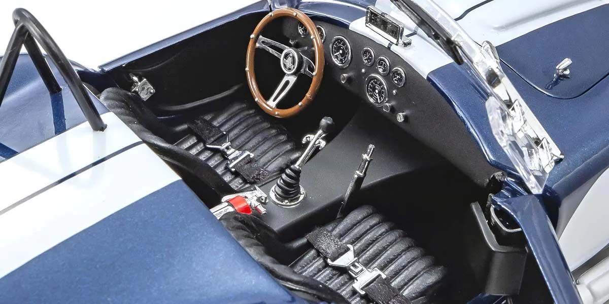 Enterijer Shelby Cobra 427 S/C Spider, precizni detalji.