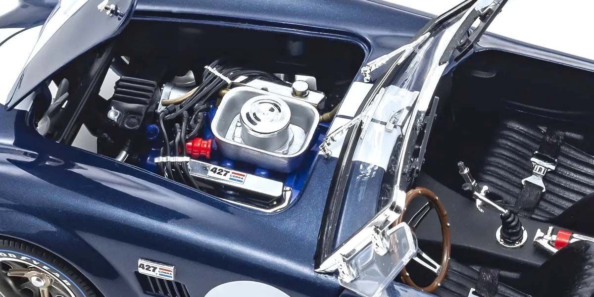 Detaljan pogled motora Shelby Cobra 427 S/C Spider 1962.
