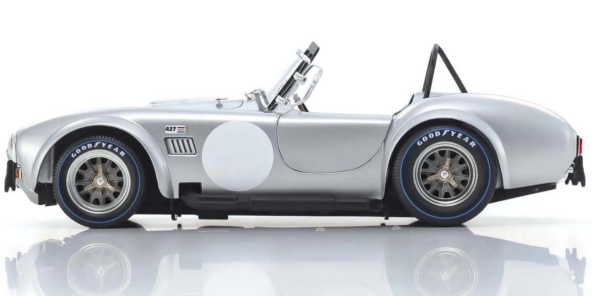 Bočni pogled na Shelby Cobra 427 S/C Spider 1962 Silve