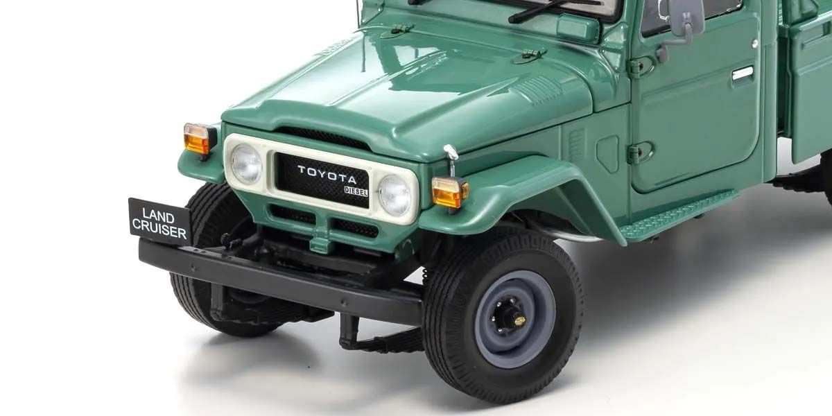 Detalj prednjeg branika Toyota Land Cruiser 40 Pick Up 1980