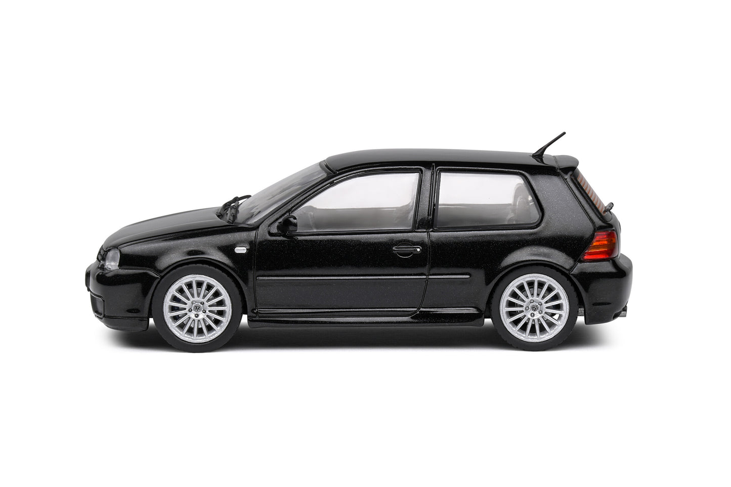 Volkswagen Golf IV R32 – 2003 – Black Magic – 1:43 – Solido