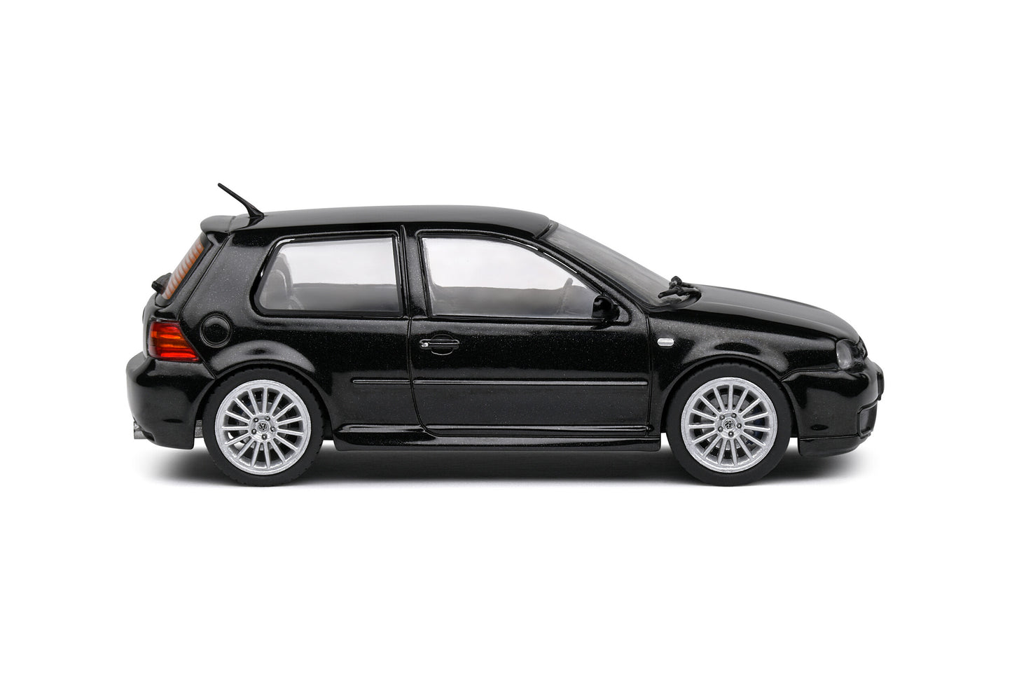 Volkswagen Golf IV R32 – 2003 – Black Magic – 1:43 – Solido