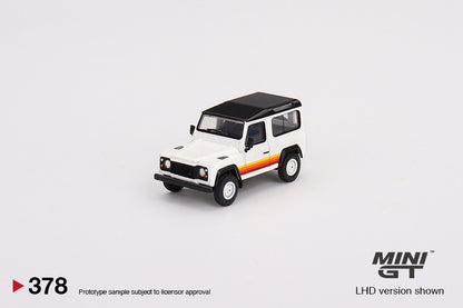 Land Rover Defender 90 Wagon – 1:64 – White s prugama i crnim krovom – Mini GT