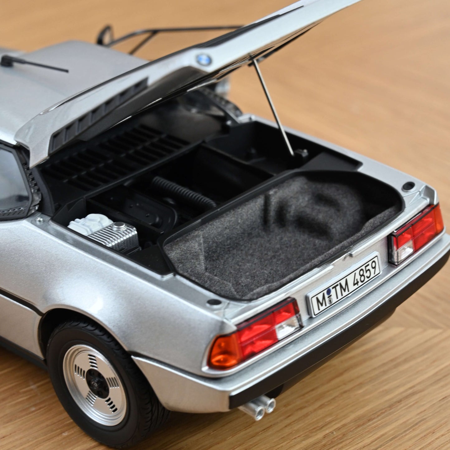 BMW M1 (E26) 1980 – Silver Metallic – Norev