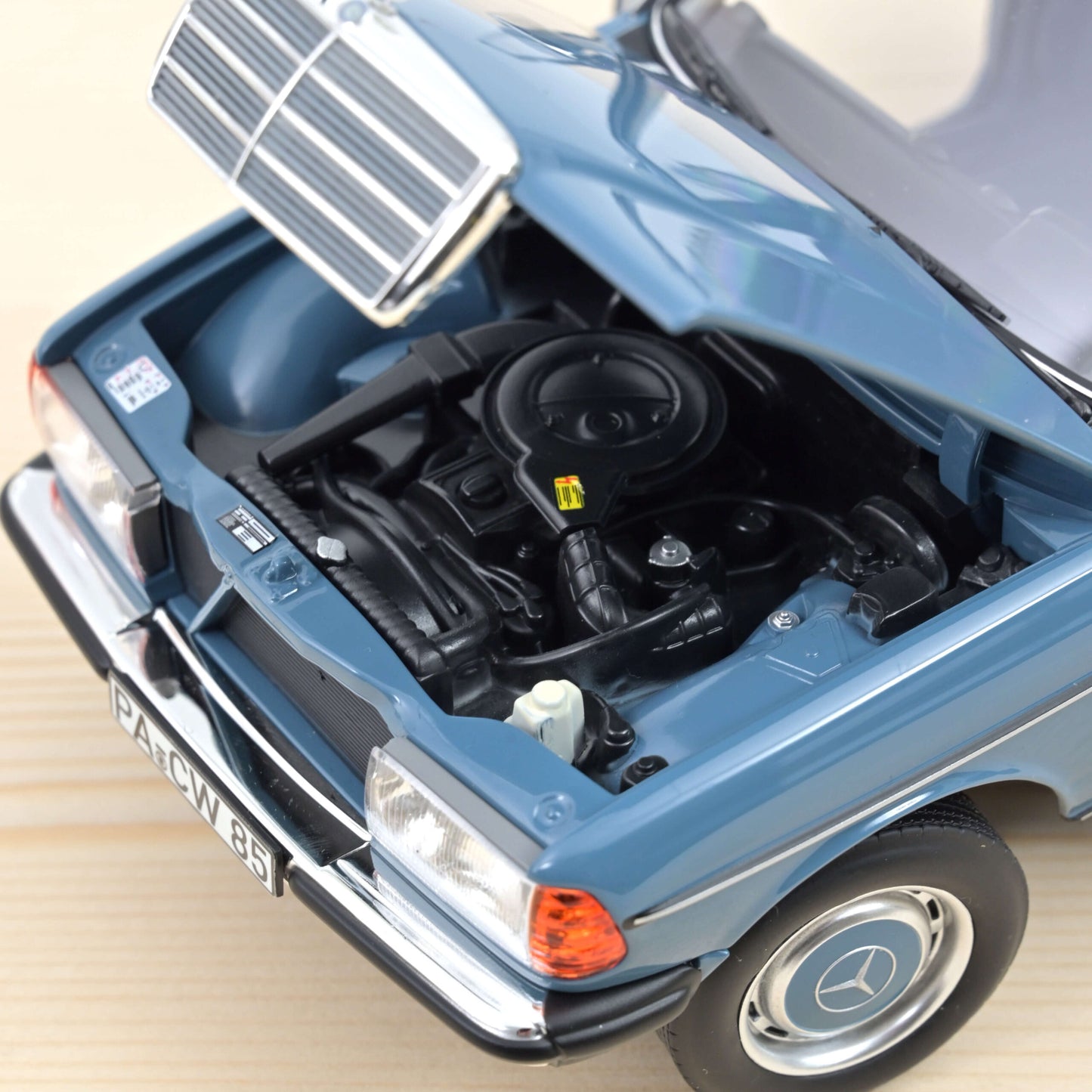 Mercedes‑Benz 200 T (W123 S123) 1980 – China Blue – Norev